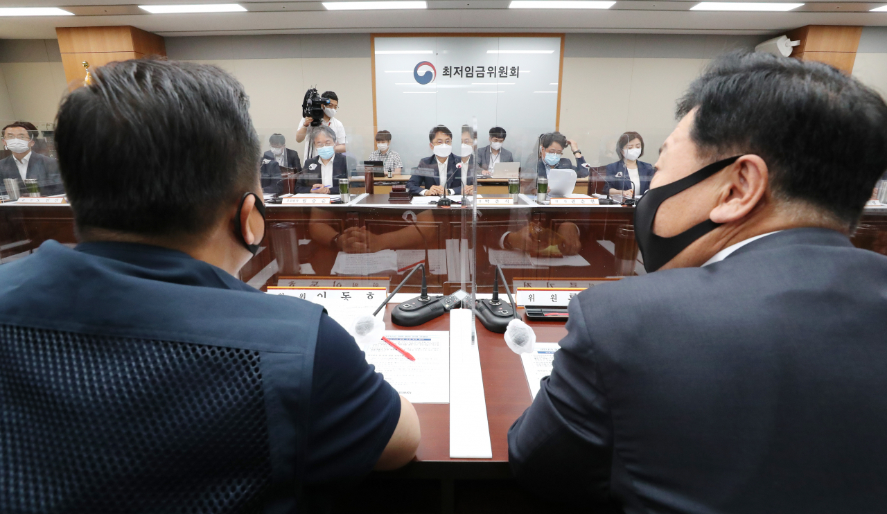 2021년 적용 최저임금 심의를 위한 최저임금위원회 1차 전원회의가 지난 11일 세종시 정부세종청사 고용노동부에서 열렸다. [연합뉴스]