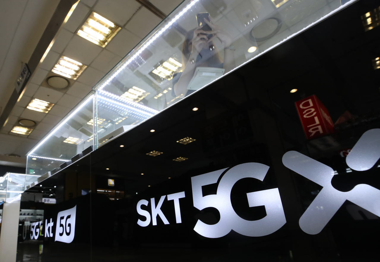 5G 이동통신이 코로나19 사태에도 불구하고 서비스 1년여 만에 가입자 600만명을 넘어서는 등 꾸준히 증가하고 있다. 사진은 이달 8일 서울 용산구의 한 쇼핑몰 내 휴대전화 판매점. [연합]
