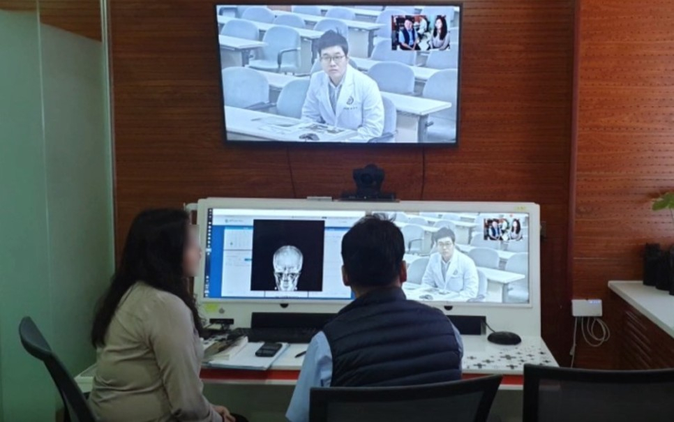 〈사진: 몽골인 A씨가 집도의인 한림대학교강남성심병원 이비인후과 최규영 교수에게 원격으로 진료받는 모습〉