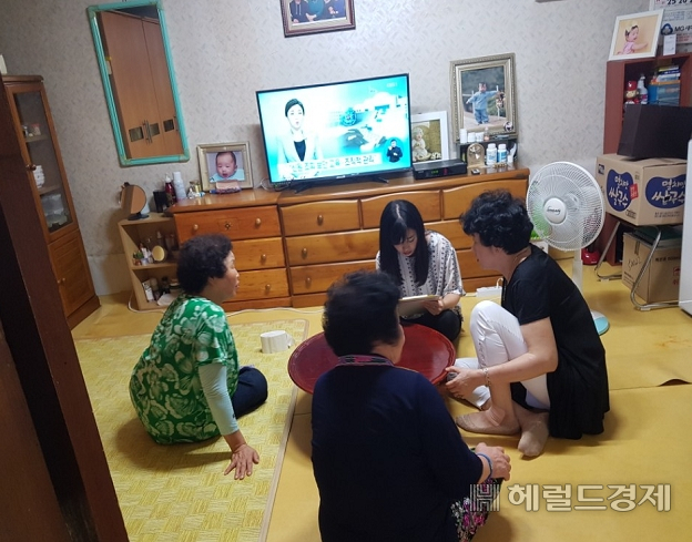 복지플래너가 가정을 방문해 다양한 복지서비스에 대해 설명하고 있다. [동작구 제공]