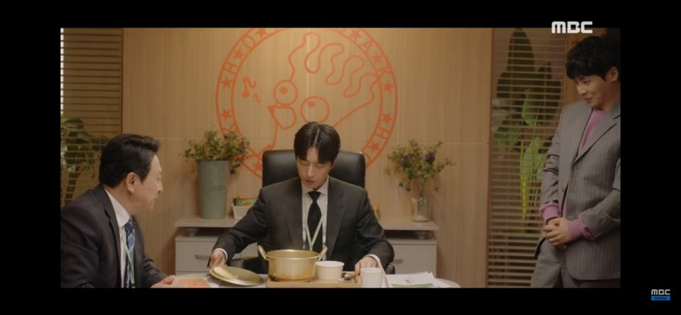 MBC 〈꼰대인턴〉은 식품회사 (구) 옹골 라면사업부 마케팅영업팀 직원들의 이야기를 다룬 오피스 드라마다. 드라마에등장한 라면은 실제 제품으로 판매되기도 한다. [사진출처=MBC 드라마 공식 유튜브]