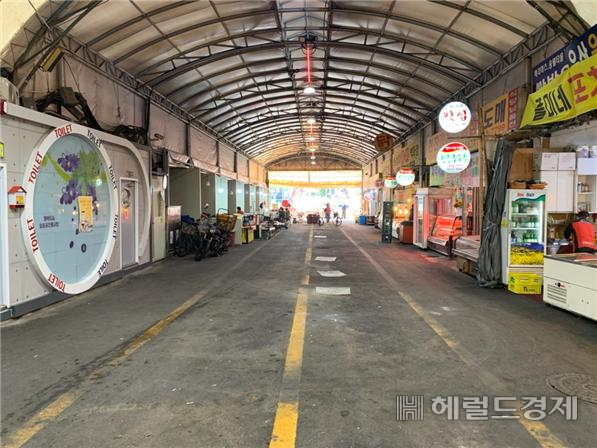 영등포전통시장 가운데를 차지하던 노점 매대가 사라지자, 보행 길이 탁 트였다. [영등포구 제공]