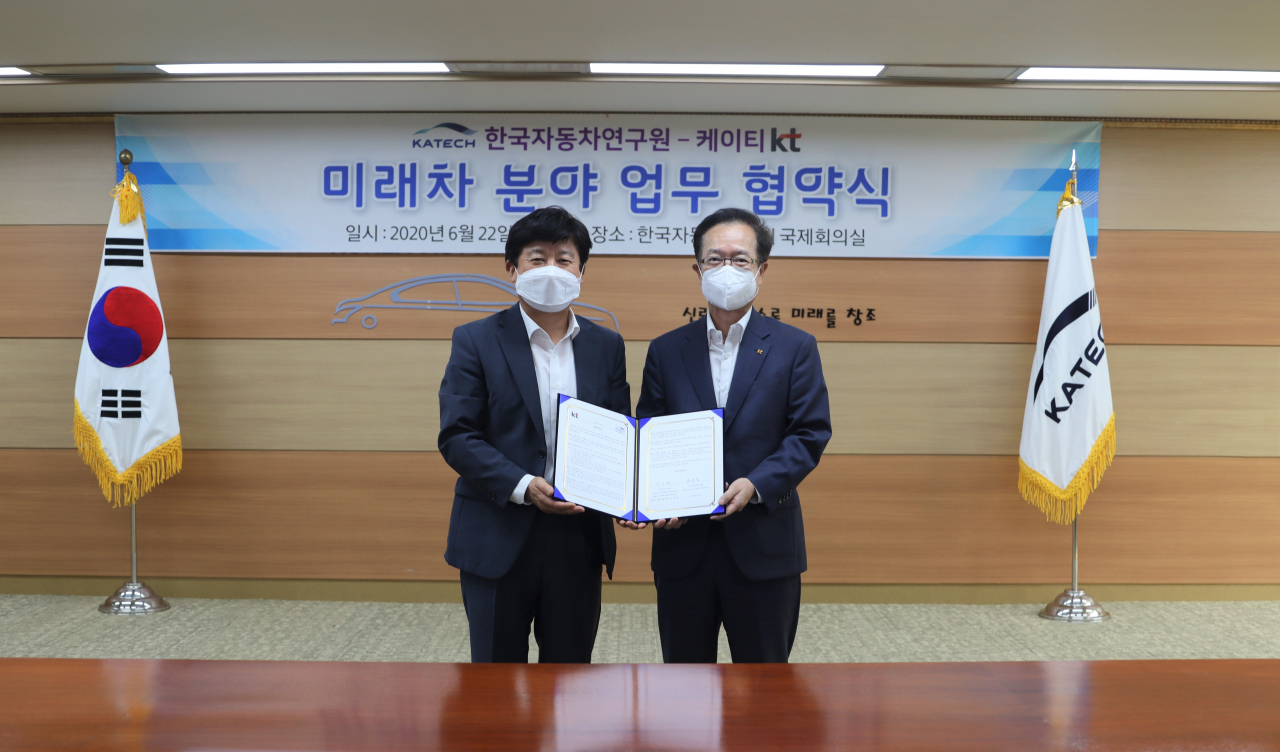 허남용 한국자동차연구원 원장(왼쪽)과 전홍범 KT AI/DX융합사업부문장 부사장이 MOU 체결 후 기념촬영을 하고 있다. [KT 제공]