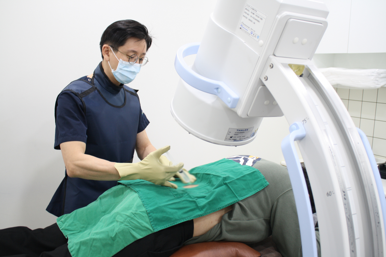 그렇기 때문에 딱딱한 의자에 오랜 시간 생활하며 불안정한 자세를 유지하는 학생과 직장인들은 자신도 모르게 허리에 지속적인 압력이 가해져 추간판이 눌릴 수 있다.
