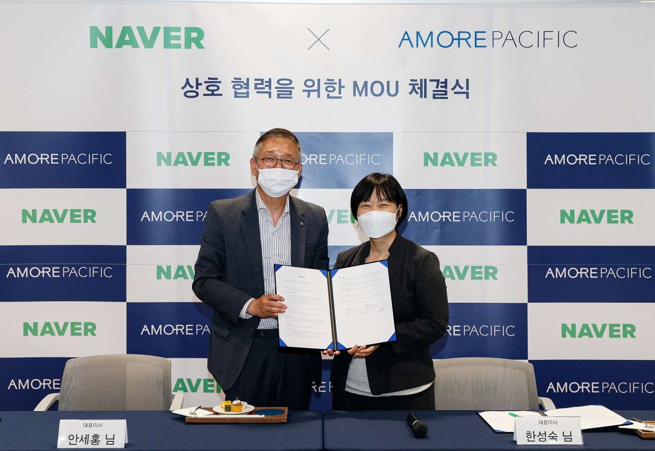 네이버와 아모레퍼시픽이 22일 서울 용산에 위치한 아모레퍼시픽 본사에서 ‘상호 우호 관계 증진을 위한 업무 협약(MOU)’를 체결했다. 사진은 협약식에 참석한 한성숙 네이버 대표(오른쪽)과 안세홍 아모레퍼시픽 대표이사(왼쪽) 모습. [네이버 제공]