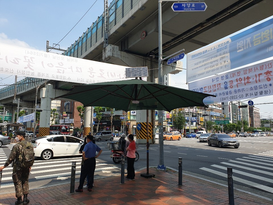 자양사거리에 설치된 ‘말하는 그늘막’의 모습. [광진구 제공]