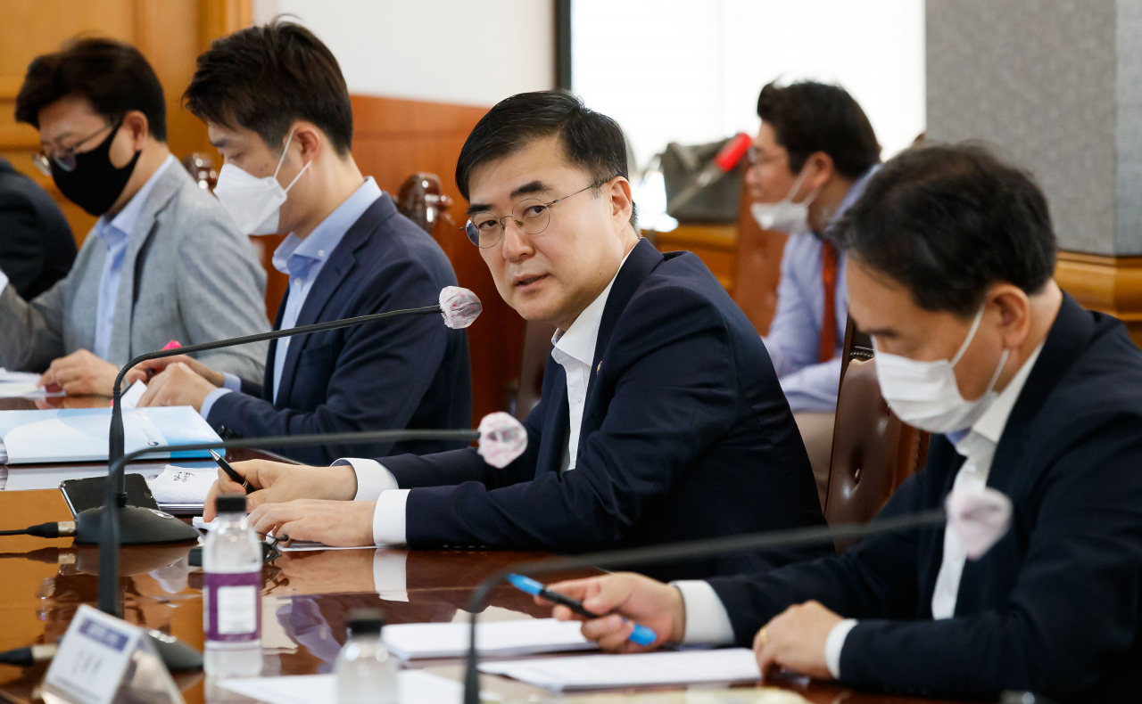 [사진=연합뉴스]손병두 금융위원회 부위원장이 23일 서울 명동 은행회관에서 열린 9차 비상경제 중앙대책본부 금융리스크 대응반회의에서 발언하고 있다.