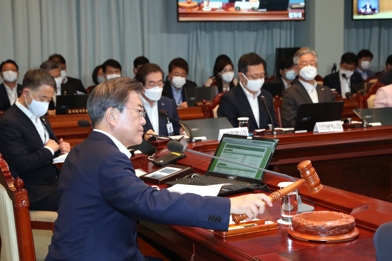 문재인 대통령이 23일 청와대에서 국무회의 및 수도권 방역 대책회의에서 의사봉을 두드리고 있다. [연합]
