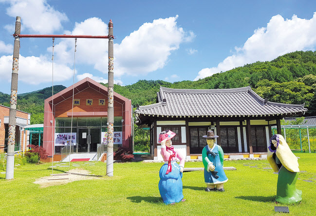 닥나무를 손 가공한 한지가 유명한 대승한지마을
