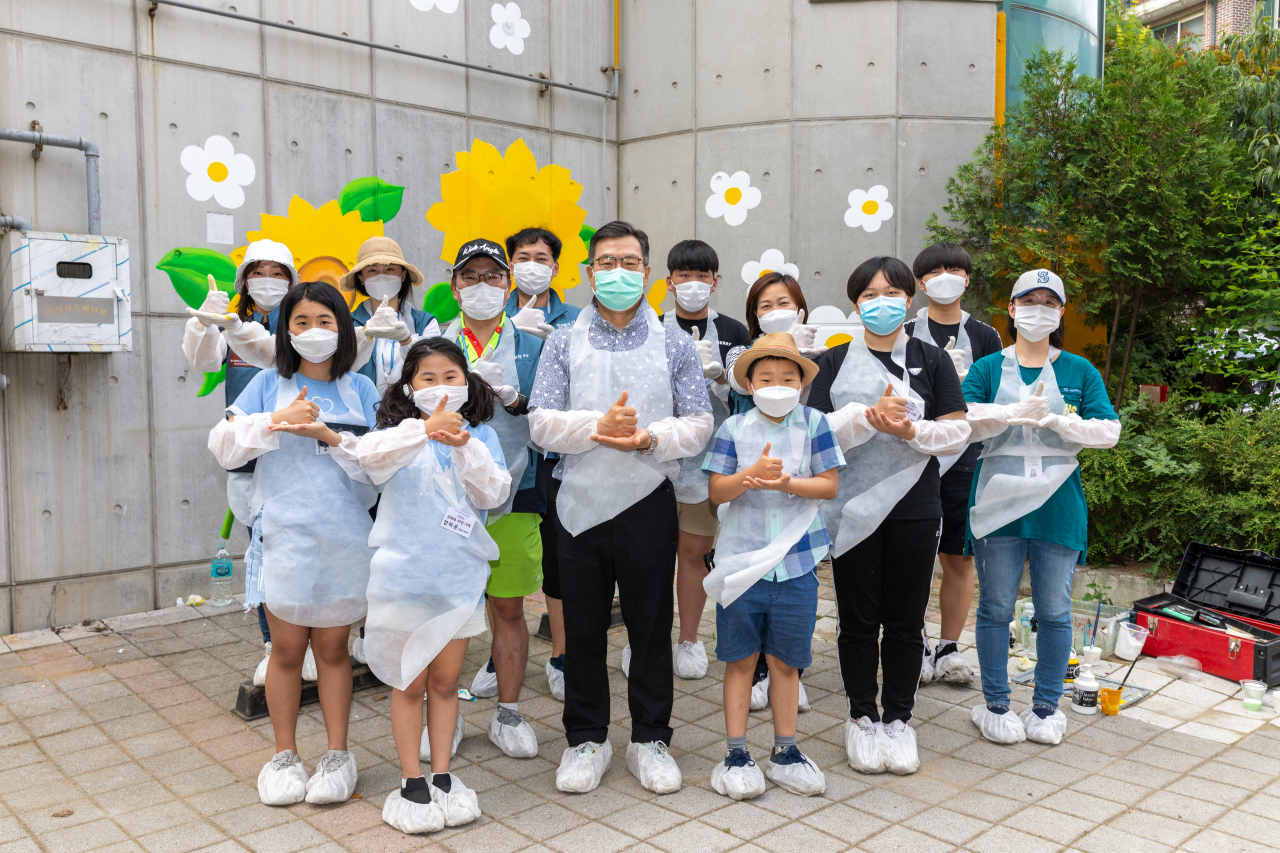 지난 20일 정일문 한국투자증권 사장과 참벗나눔 봉사단 가족들이 금천구 박미사랑마을을 방문해 ‘벽화그리기’ 봉사활동을 펼치고 있다.[한국투자증권 제공]