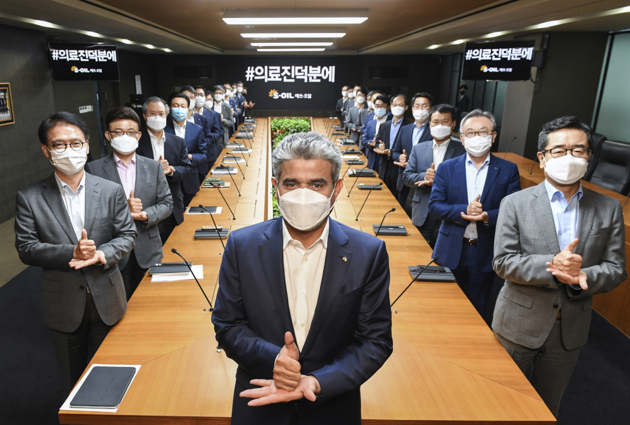 알 카타니 에쓰오일(S-OIL) CEO(가운데)와 임원들이 23일 서울 마포구 소재 본사 사옥에서 덕분에 챌린지 캠페인에 참여했다. [에쓰오일 제공]