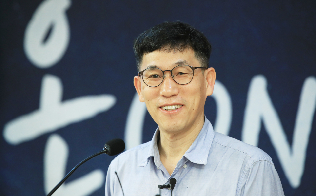 진중권 전 동양대 교수가 10일 오전 서울 여의도 국회 의원회관에서 열린 온국민공부방 제1강 '우리 시대의 정의란 무엇인가'에 참석해 인사말하고 있다. [연합]