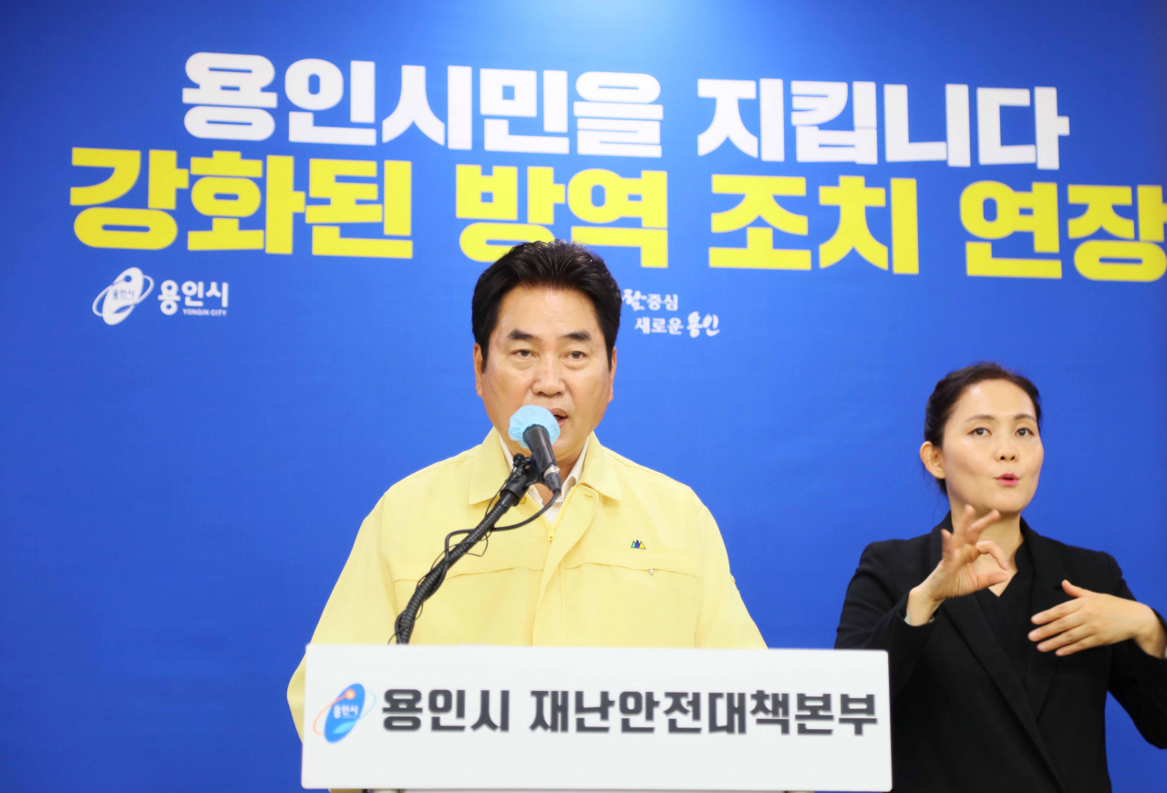 백군기 용인시장이 시청 브리핑룸에서 페이스북 시민과의 대화를 통해 전국 첫 노인 원격 돌봄 시스템 도입을 발표하고 있다. [용인시 제공]