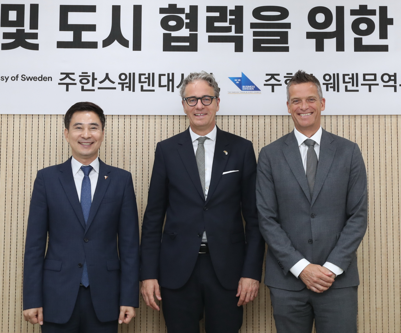 왼쪽부터 서철모 화성시장, 야콥 할그렌 주한 스웨덴 대사, 호칸 셀벨 에릭슨엘지 대표. [화성시 제공]
