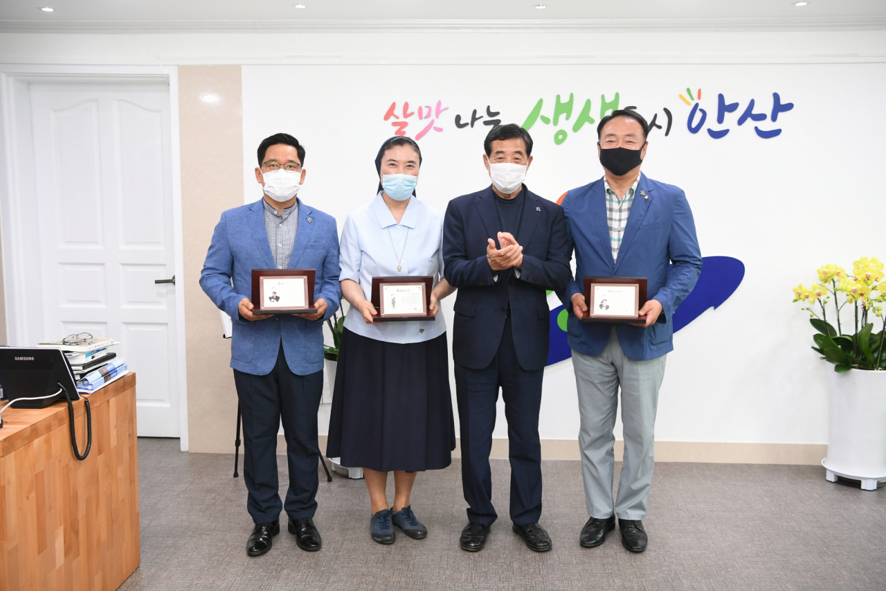 윤화섭 시장이 지난 19일 열린 감사패 전달식에서 참석자들과 기념 촬영을 하고 있다. [안산시 제공]