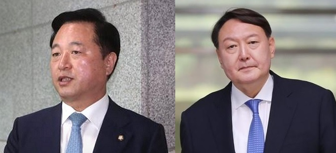 김두관(왼쪽) 더불어민주당 의원은 23일 자신의 페이스북에서 윤석열 검찰총장을 향해 “법꾸라지를 넘어 법뱀쟁어”라는 신조어까지 만들어 저격했다. [연합]