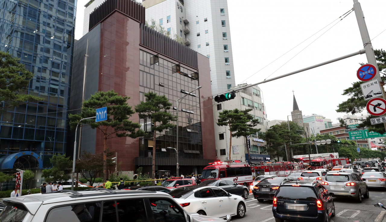 23일 서울 중구 충무로에 있는 세종빌딩 외벽에 화재가 발생해 퇴근길 주변 교통이 극심한 정체를 보이고 있다. 부상자는 없는 것으로 알려졌다. [연합]
