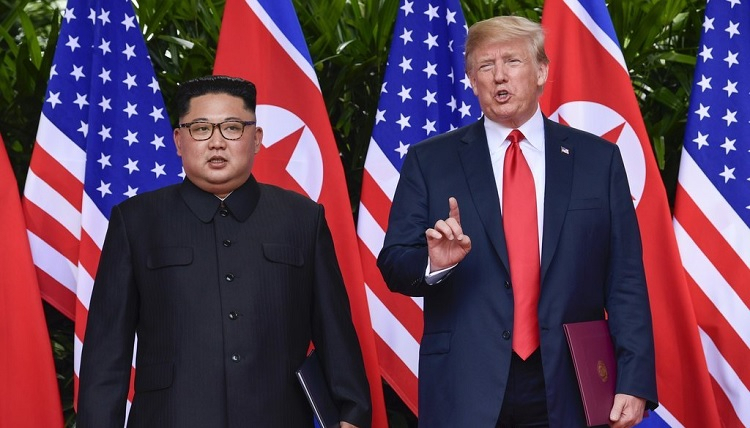 지난 2018년 6월 싱가포르에서 개최된 첫 북미 정상회담장에 나타난 트럼프 대통령(오른쪽)과 김정은 국무위원장의 모습. [연합]