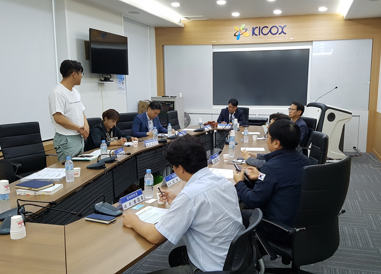 충청 천안지역 바이오.화장품 업체들의 클러스터인 COSBI MC의 회원사 관계자들이 모여 현안을 논의하고 있다. [산단공 제공]