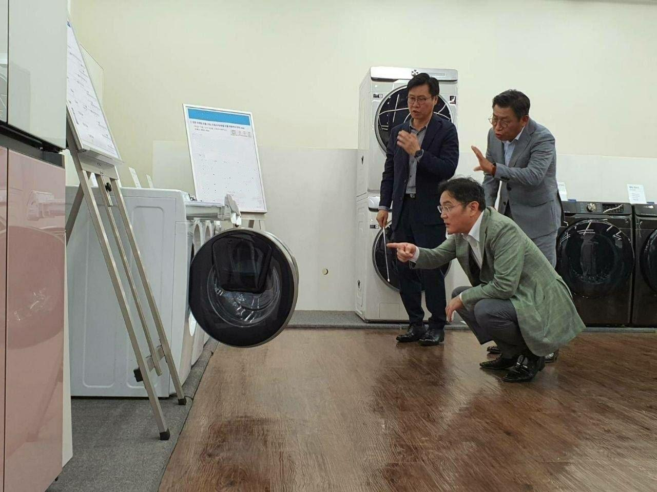 이재용(맨앞) 삼성전자 부회장이 23일 경기도 수원에 위치한 생활가전사업부를 찾아 차세대 제품 개발 및 중장기 전략 등을 점검했다. 사진은 이 부회장이 생활가전 전시장을 둘러보고 있는 모습. [삼성전자 제공]