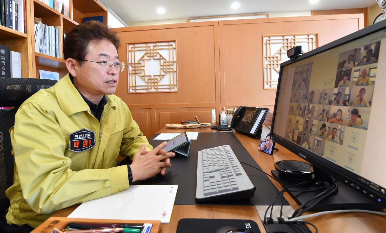 이철우 지사가 경북도 확대간부 영상회의를 열고 있다.[경북도 제공]