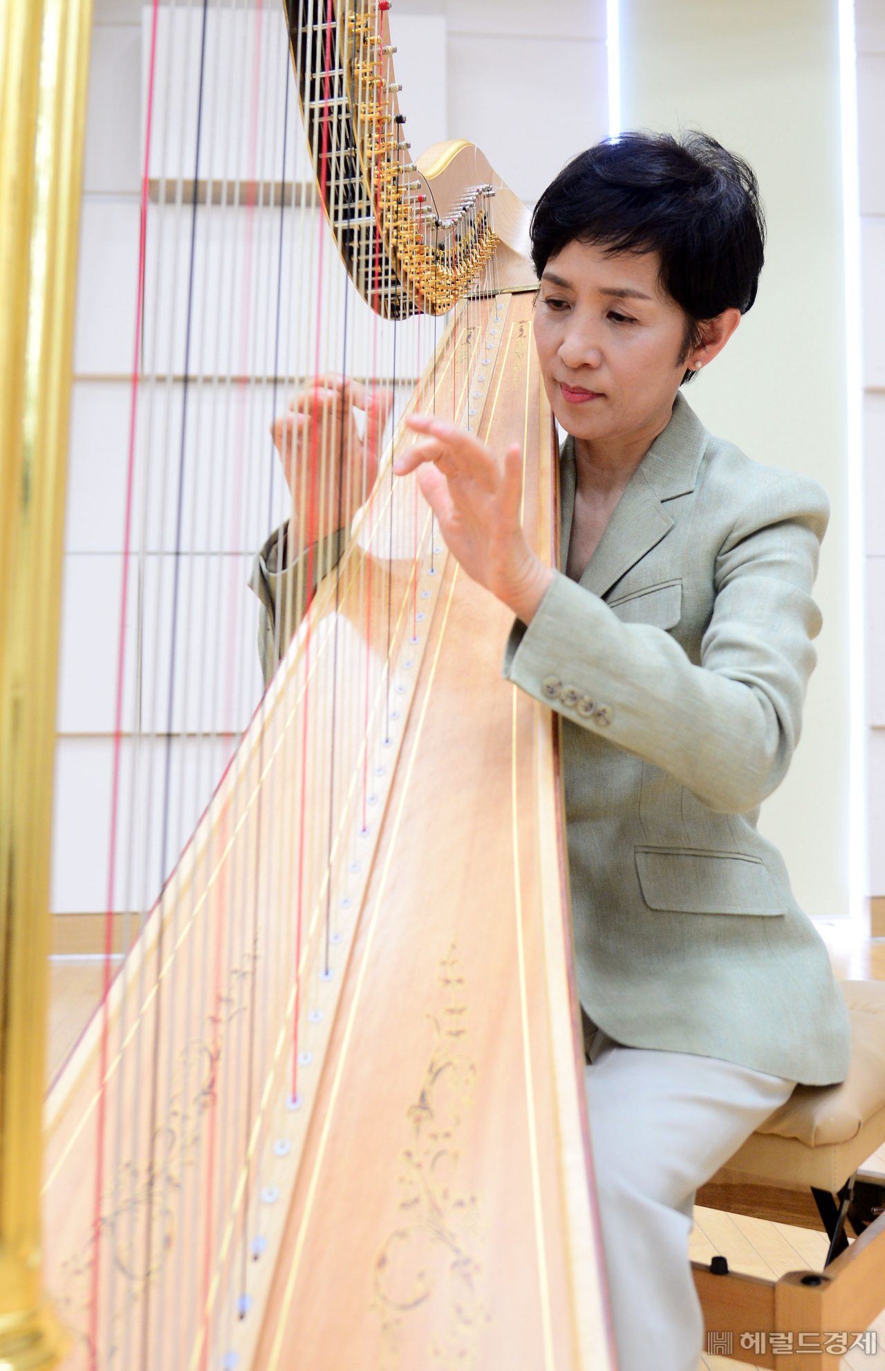 1993년 코리안심포니오케스트라에 입단한 수석 하피스트 윤혜순은 “코리안심포니의 내 음악의 고향”이라며 정년의 아쉬움을 전했다.이상섭 기자 babtong@heraldcorp.com