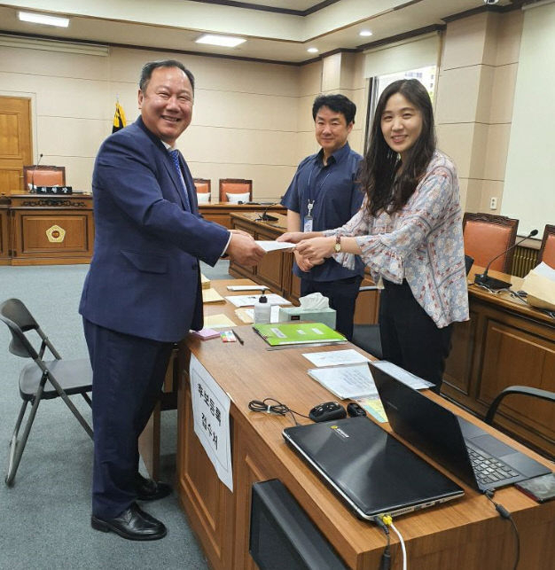 의장 후보 등록을 하고 있는 김인호 의원.