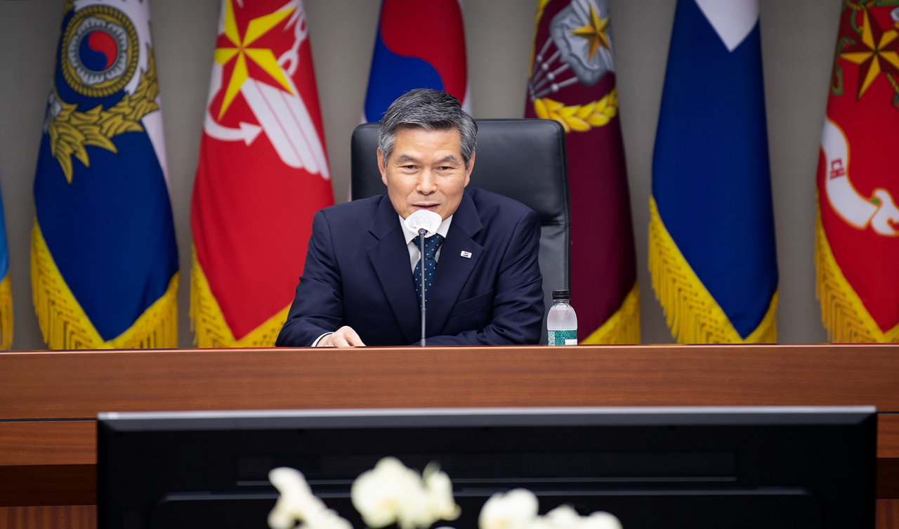 정경두 국방부 장관이 23일 오후 서울 국방부 화상회의실에서 중앙보훈병원에 입원 중인 6.25전쟁 참전용사들과 화상통화를 하고 있다.[사진=국방부]