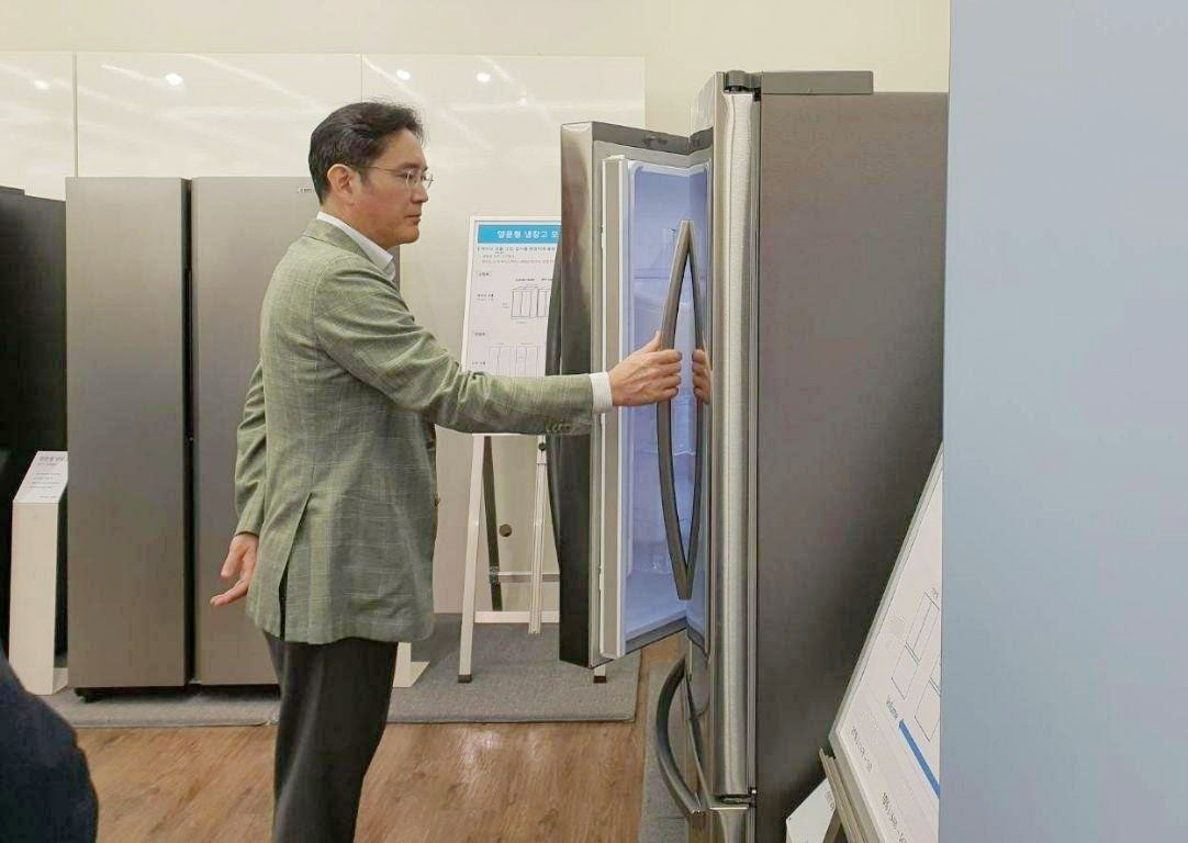 이재용 삼성전자 부회장이 23일 차세대 생활가전 전략 점검을 위해 경기 수원 생활가전사업부를 찾아 제품을 살펴보고 있다. [연합]