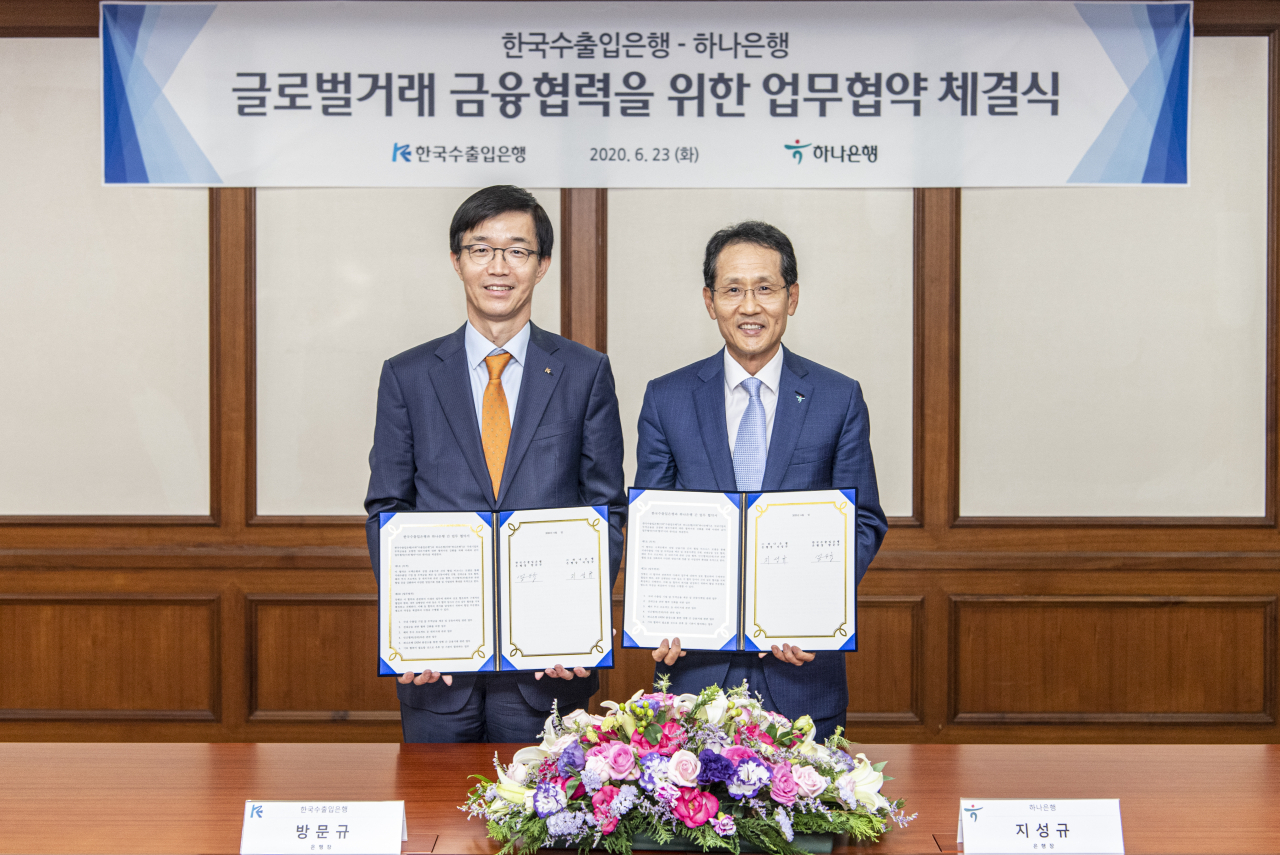 [사진=방문규 수은 행장(사진 왼쪽)과 지성규 하나은행장은 23일 오후 수은 여의도 본점에서 만나 국내 기업의 글로벌 시장 진출을 돕기 위해 '글로벌거래 금융협력을 위한 업무협약(MOU)'을 체결했다.(수은 제공)]