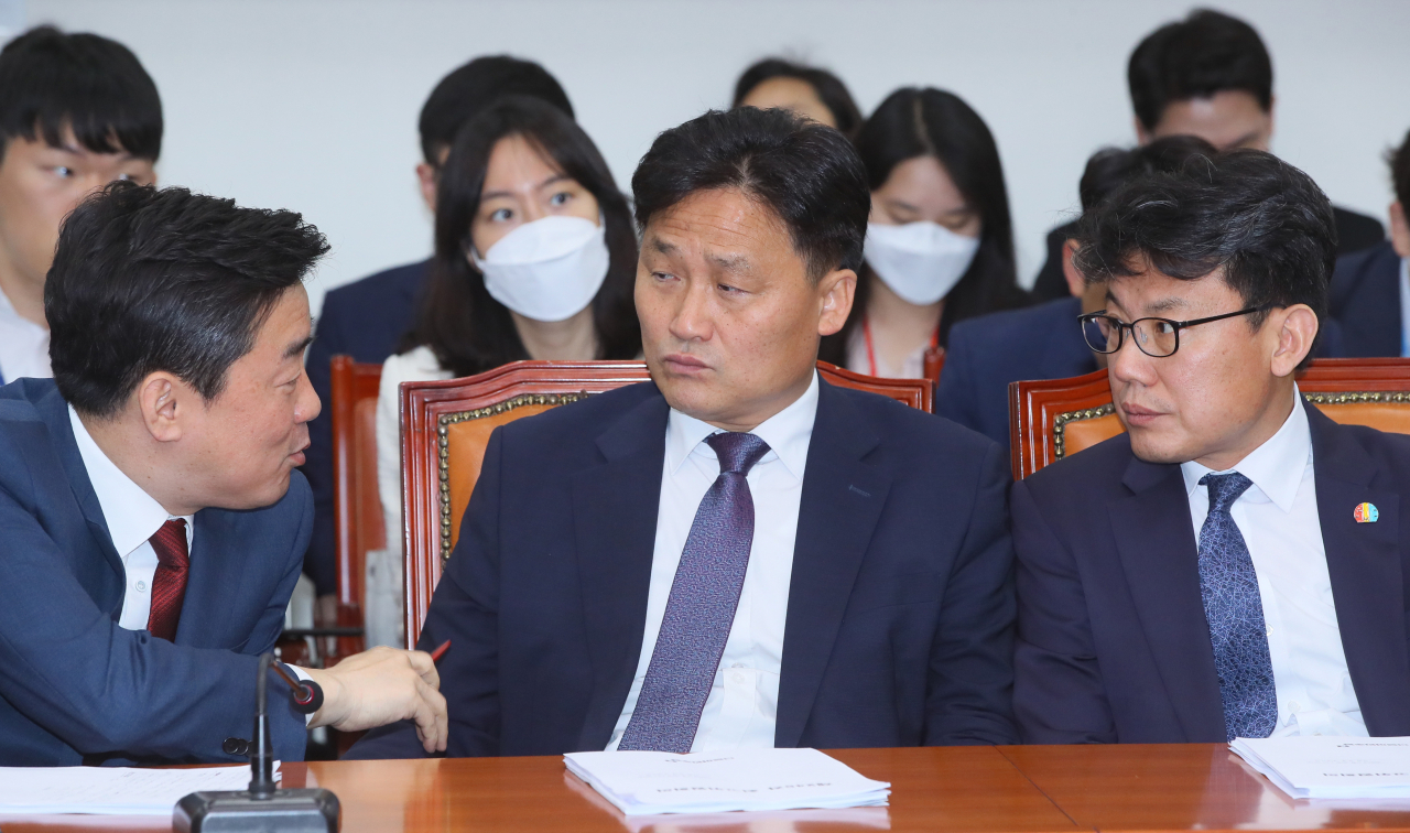 강훈식 더불어민주당 수석대변인(왼쪽부터), 김영진 원내총괄수석부대표, 진성준 전략기획위원장이 20일 국회에서 열린 최고위원회의에서 대화하고 있다. [연합]
