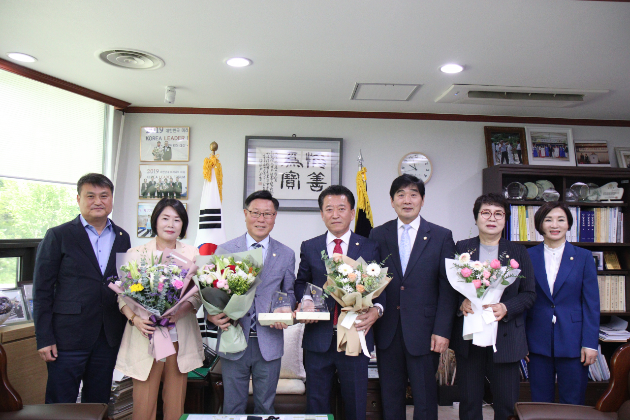 ‘제13기 경기도시·군의회의장협의회 의정활동 우수의원’에 선정된 구리시의회 박석윤(왼쪽에서 세번째)의장, 장진호(네번째)의원. [구리시의회]