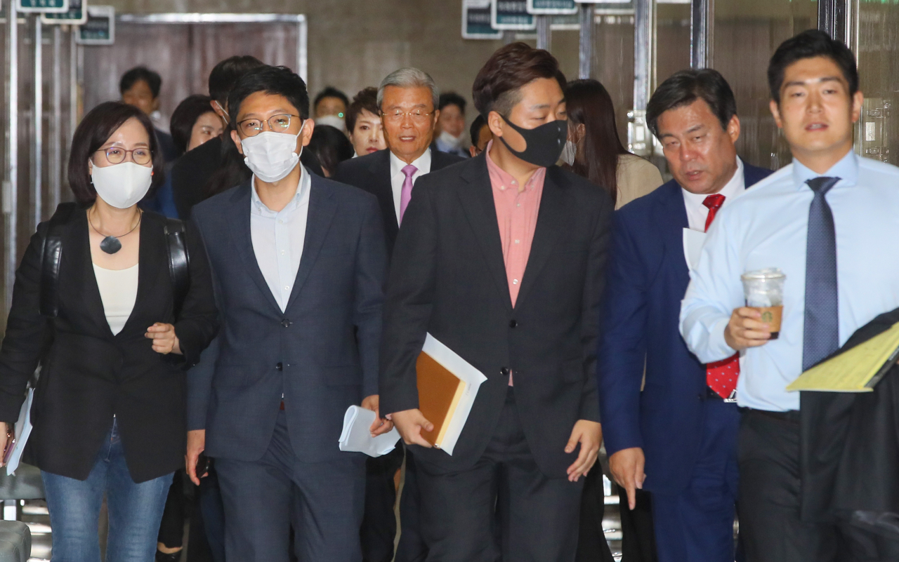 김종인 미래통합당 비상대책위원장(가운데)이 4일 국회에서 열린 비상대책위원회의에 비대위원들을 앞세우고 입장하고 있다. 왼쪽부터 김현아, 김병민, 정원석 비대위원, 김선동 사무총장, 김재섭 비대위원. [연합]