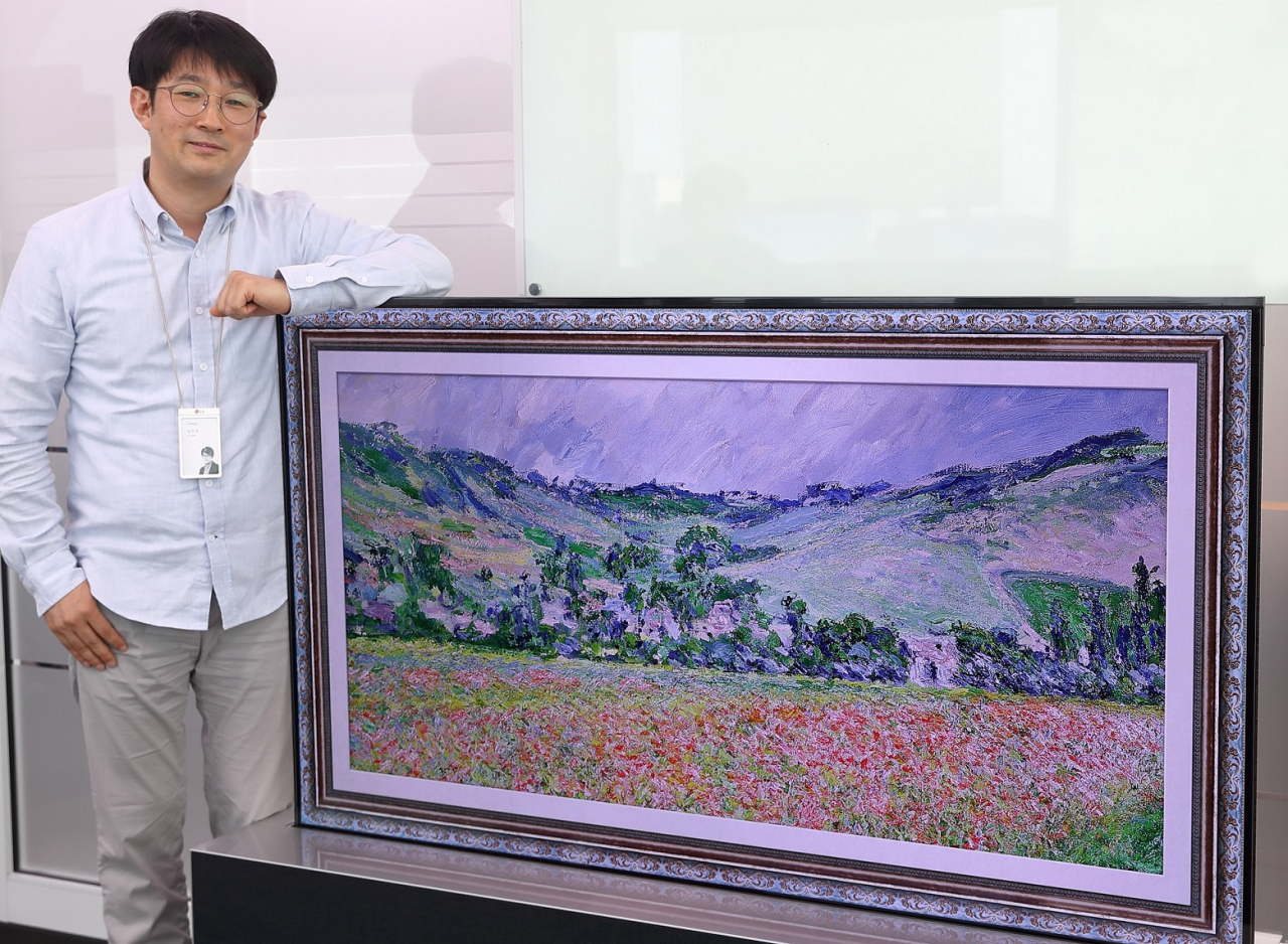 LG디스플레이 김인주팀장과 롤러블 OLED TV [LG디스플레이 제공]