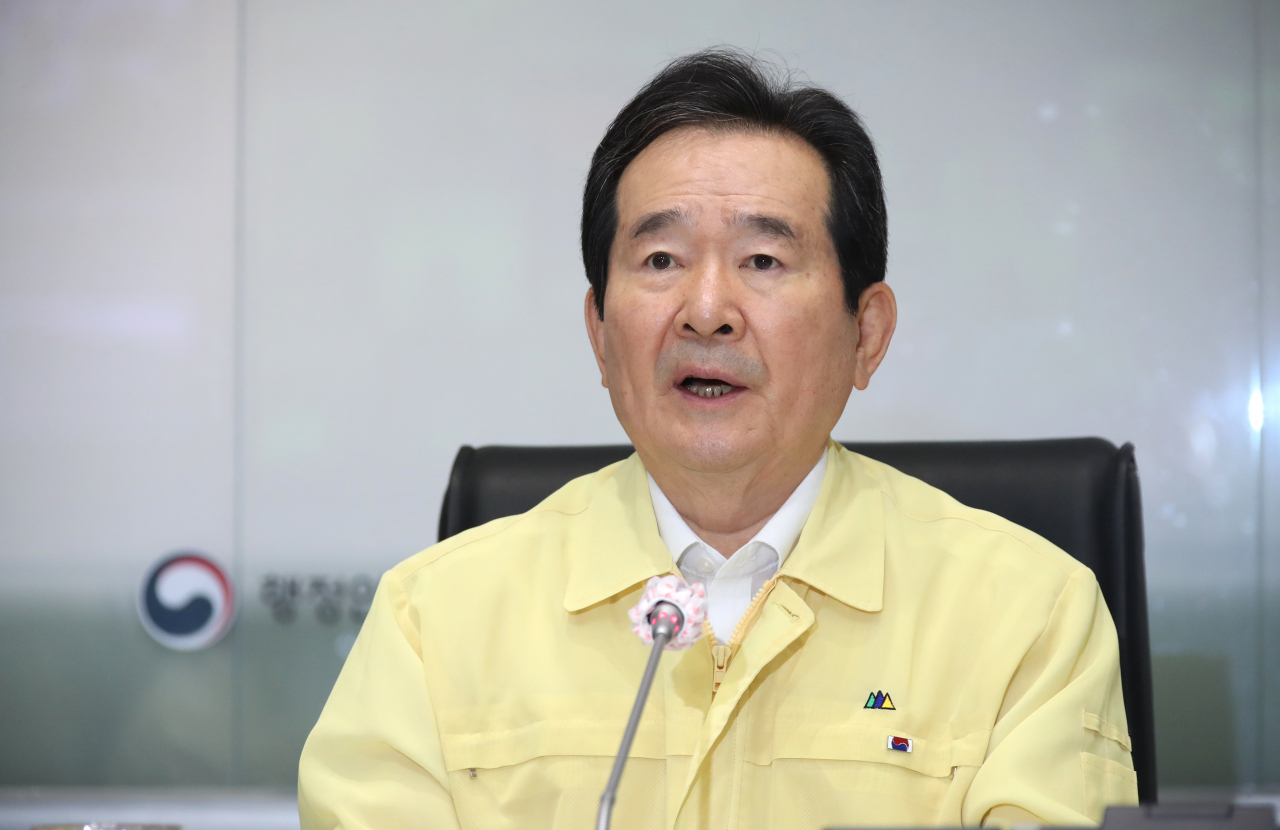 정세균 국무총리가 24일 정부서울청사 중앙재난안전상황실 서울상황센터에서 열린 신종 코로나바이러스 감염증(코로나19) 대응 중앙재난안전대책본부 회의를 주재하고 있다. ［연합］