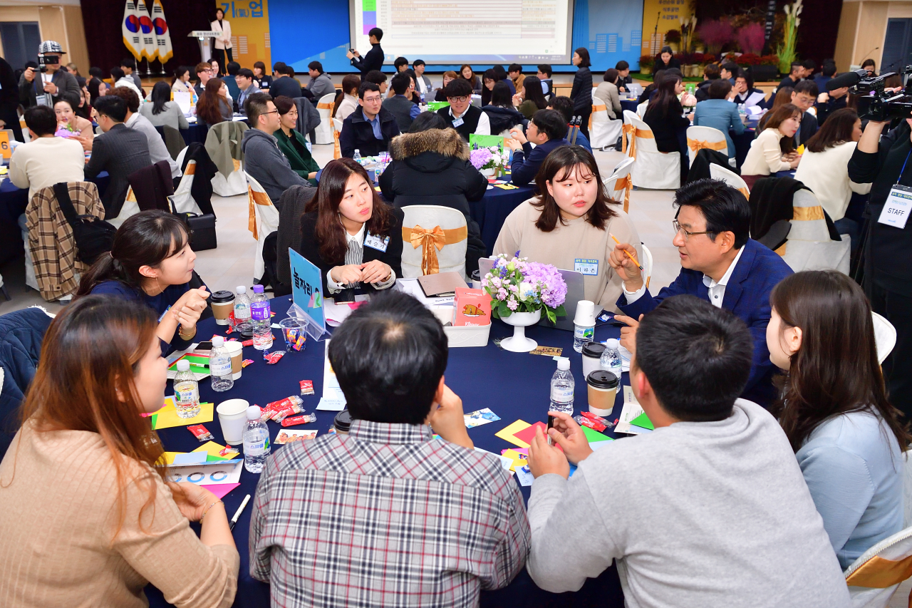 지난해 열린 청년 대토론회에서 박성수 구청장(테이블 오른쪽 남성)이 청년들에게 이야기 하고 있다. [송파구 제공]