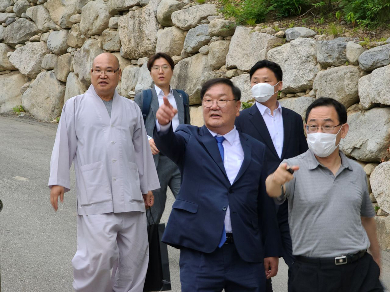 23일 오후 김태년 더불어민주당 원내대표가 강원도 고성 화암사를 찾아가 주호영 미래통합당 원내대표와 경내를 걸으며 대화하고 있다. [연합]