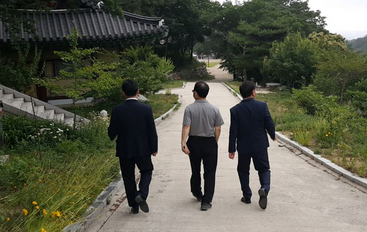 23일 오후 더불어민주당 김태년 원내대표(오른쪽)와 미래통합당 주호영 원내대표(가운데)가 강원도 고성 화암사 경내를 함께 걷고 있다. [연합]