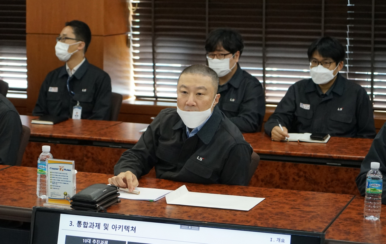 구자은 LS그룹 미래혁신단장 겸 LS엠트론 회장이 23일 LS-Nikko동제련 온산 제련소를 방문해 동제련 스마트 팩토리(ODS ; Onsan Digital Smelter)’의 1차 구축 결과 시연을 참관하고 있다. [LS 제공]
