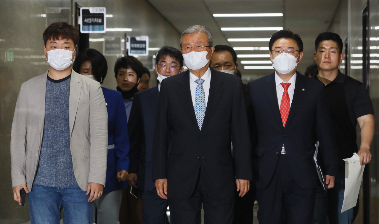 미래통합당 김종인 비상대책위원장(가운데), 김성원 원내수석부대표(오른쪽), 정원석 비대위원 등 비대위원들이 16일 국회에서 열린 긴급 비상대책위원회의에 굳은 표정으로입장하고 있다. [연합]