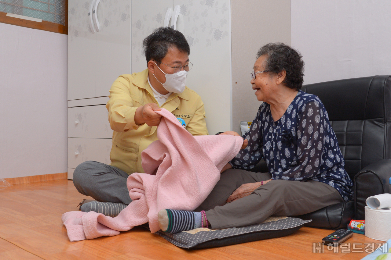 서양호 서울 중구청장이 홀몸어르신을 찾아 여름나기 상황을 살펴보고 이야기 하고 있다. [중구 제공]