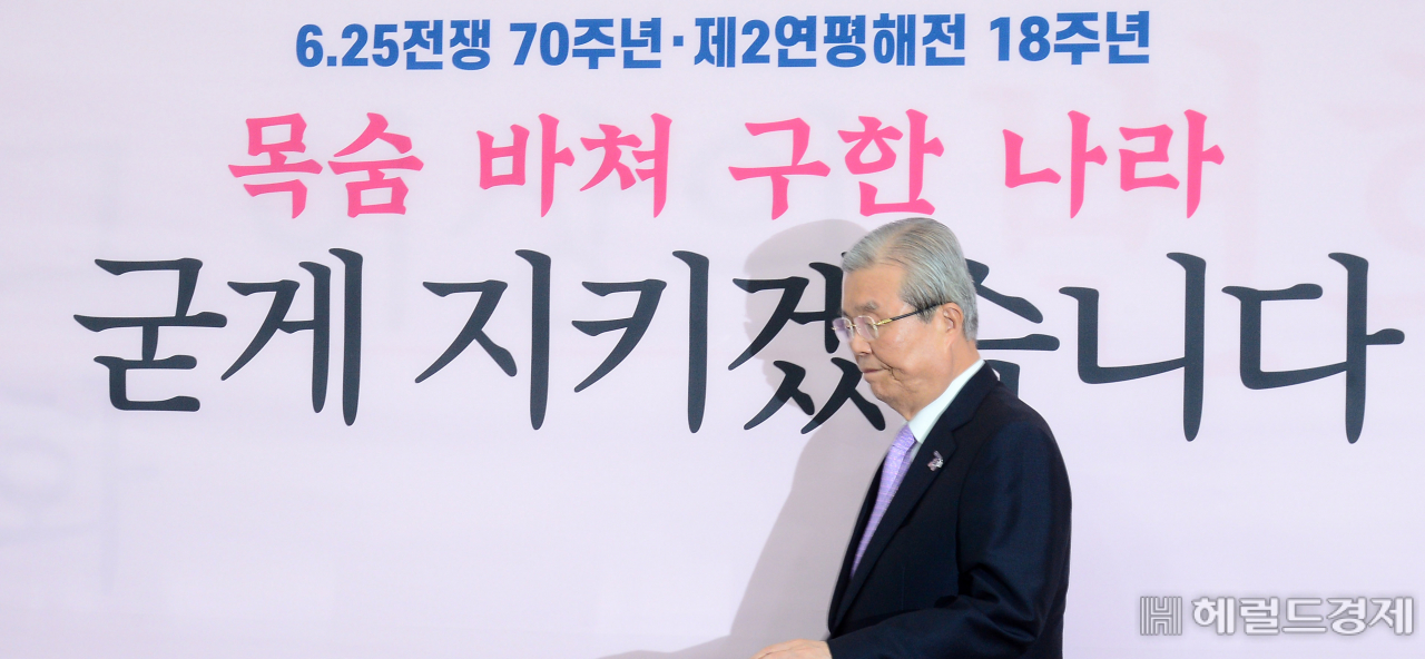 [헤럴드경제=이상섭 기자] 미래통합당 김종인 비상대책위원장이 24일 오전 서울 여의도 국회에서 열린 비상대책위원-중진의원 연석회의에 참석하기 위해 회의실로 들어오고 있다. babtong@heraldcorp.com
