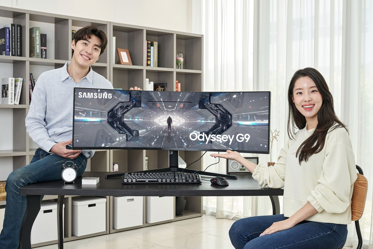 삼성전자 모델이 역대 최고 성능의 커브드 게이밍 모니터 ‘오디세이(Odyssey) G9’ 49형 신제품을 소개하고 있다. [삼성전자 제공]