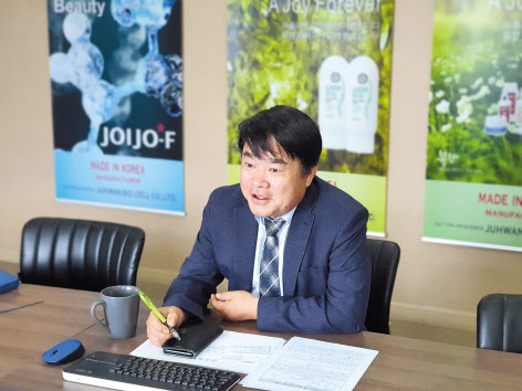 이은상 주환바이오셀 대표가 숨 뷰향 데일리 손소독제에 대해 설명하고 있다. [주환바이오셀 제공]
