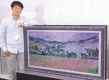 LG디스플레이 김인주팀장과 롤러블 OLED TV [LG디스플레이 제공]
