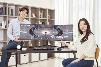 삼성전자 모델이 역대 최고 성능의 커브드 게이밍 모니터 ‘오디세이(Odyssey) G9’ 49형 신제품을 소개하고 있다. [삼성전자 제공]