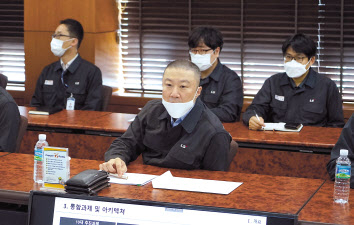 구자은(가운데) LS그룹 미래혁신단장 겸 LS엠트론 회장이 23일 LS니꼬동제련 온산 제련소를 방문해 동제련 스마트 팩토리’의 1차 구축 결과 시연을 참관하고 있다. [LS 제공]