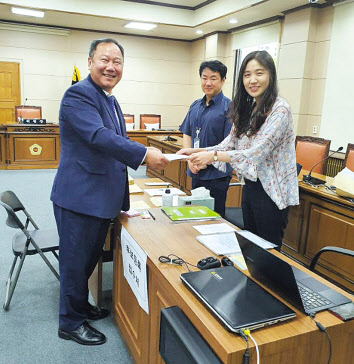 의장 후보 등록을 하고 있는 김인호 의원.
