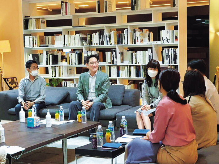 이재용 삼성전자 부회장이 23일 수원 삼성전자 생활가전사업부를 방문해 직원들을 격려하는 모습. [삼성전자 제공]