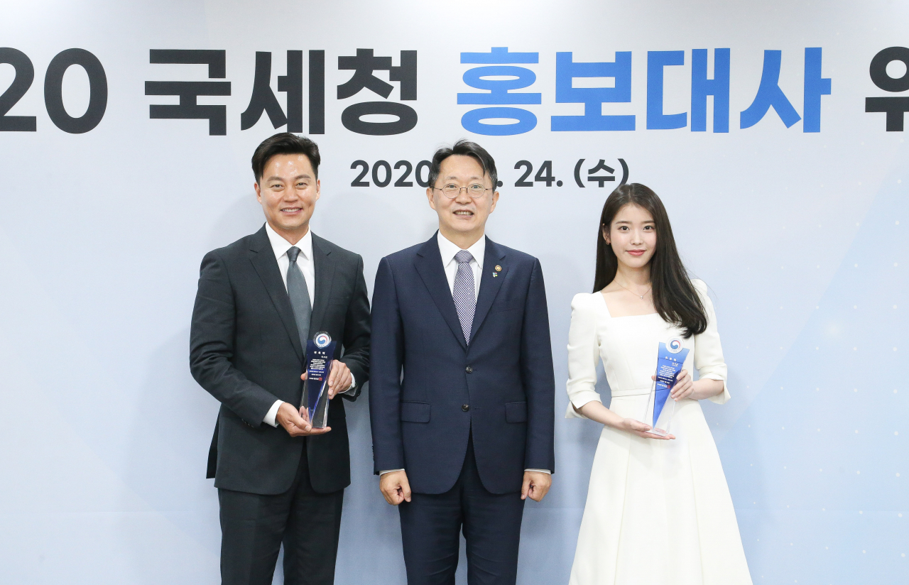 김현준(가운데) 국세청장이 24일 올해 홍보대사로 선정된 연예인 이서진, 아이유와 기념촬영을 하고 있다. ［국세청 제공］